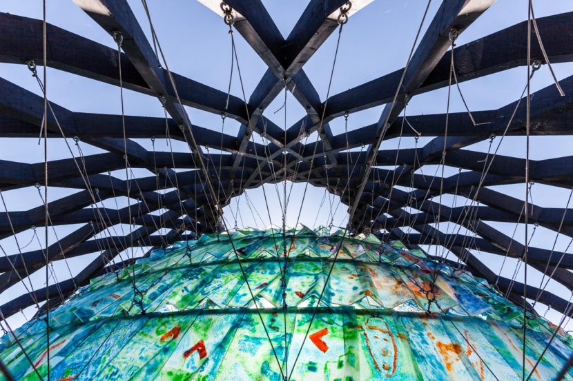 bureau SLA maakte met 600 kinderen uit de buurt een groot glazen kunstwerk. Het eens geheime forteiland wordt zo mentaal weer teruggegeven aan de regio. De stad is vol kunstenaars.