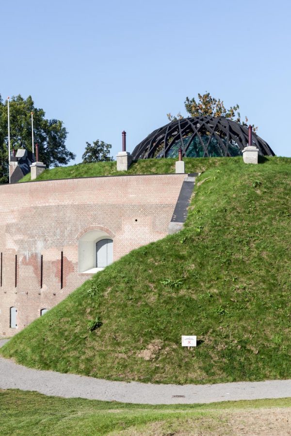 bureau SLA maakte met 600 kinderen uit de buurt een groot glazen kunstwerk. Het eens geheime forteiland wordt zo mentaal weer teruggegeven aan de regio. De stad is vol kunstenaars.