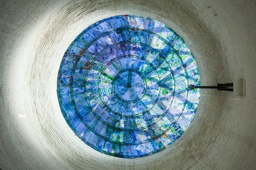 bureau SLA maakte met 600 kinderen uit de buurt een groot glazen kunstwerk. Het eens geheime forteiland wordt zo mentaal weer teruggegeven aan de regio. De stad is vol kunstenaars.