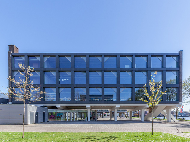 BureauSLA transformeerde een betonnen casco tot een openbaar gebouw op het Marineterrein in Amsterdam. Marine base, gebouw 27, makerversity, amsterdam marineterrein, openbaar gebouw, renovatie,