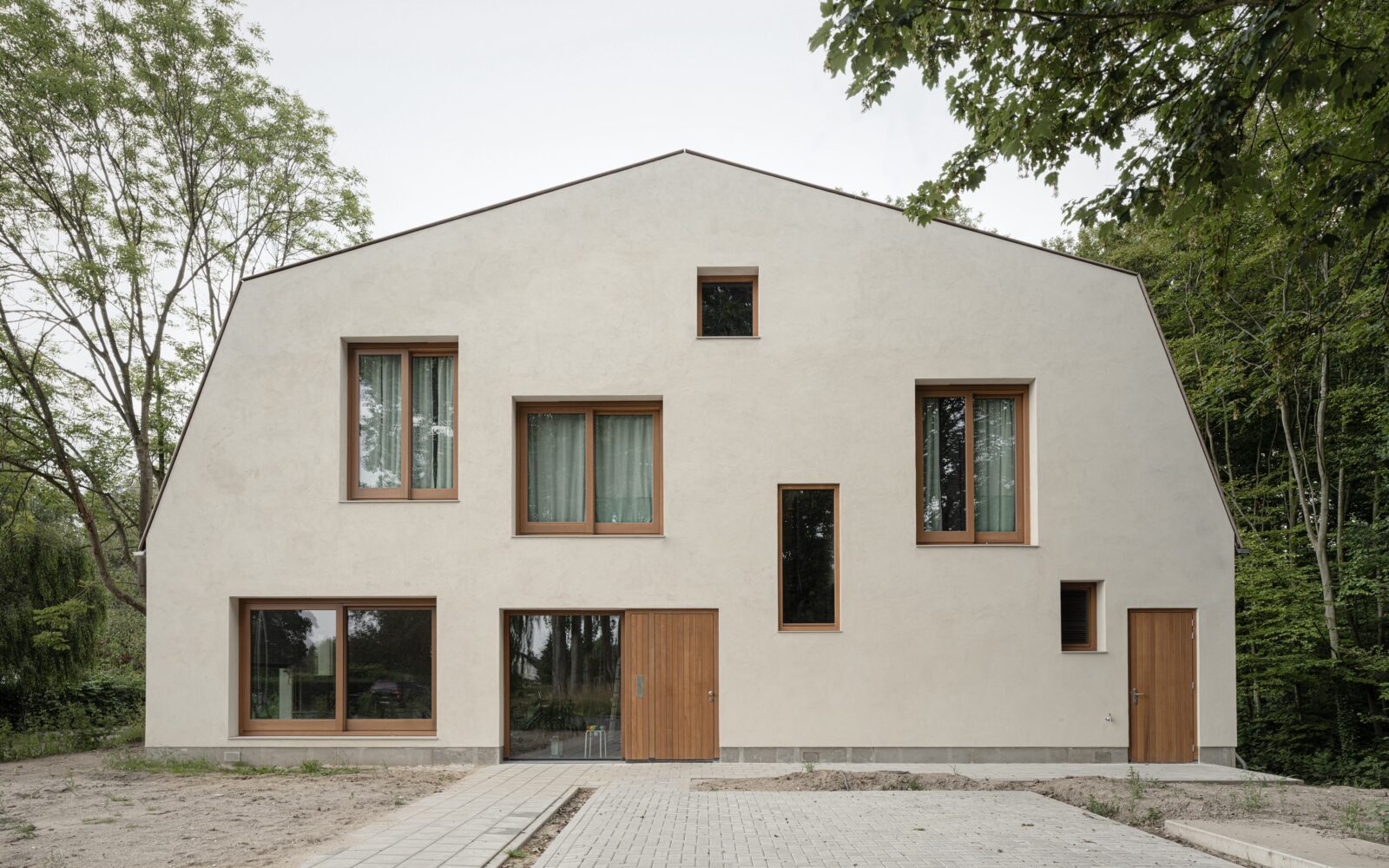 Front view of biobased artist residence with lime-hemp facade and limstone plaster finish by bureau SLA, Rotterdam, 2022