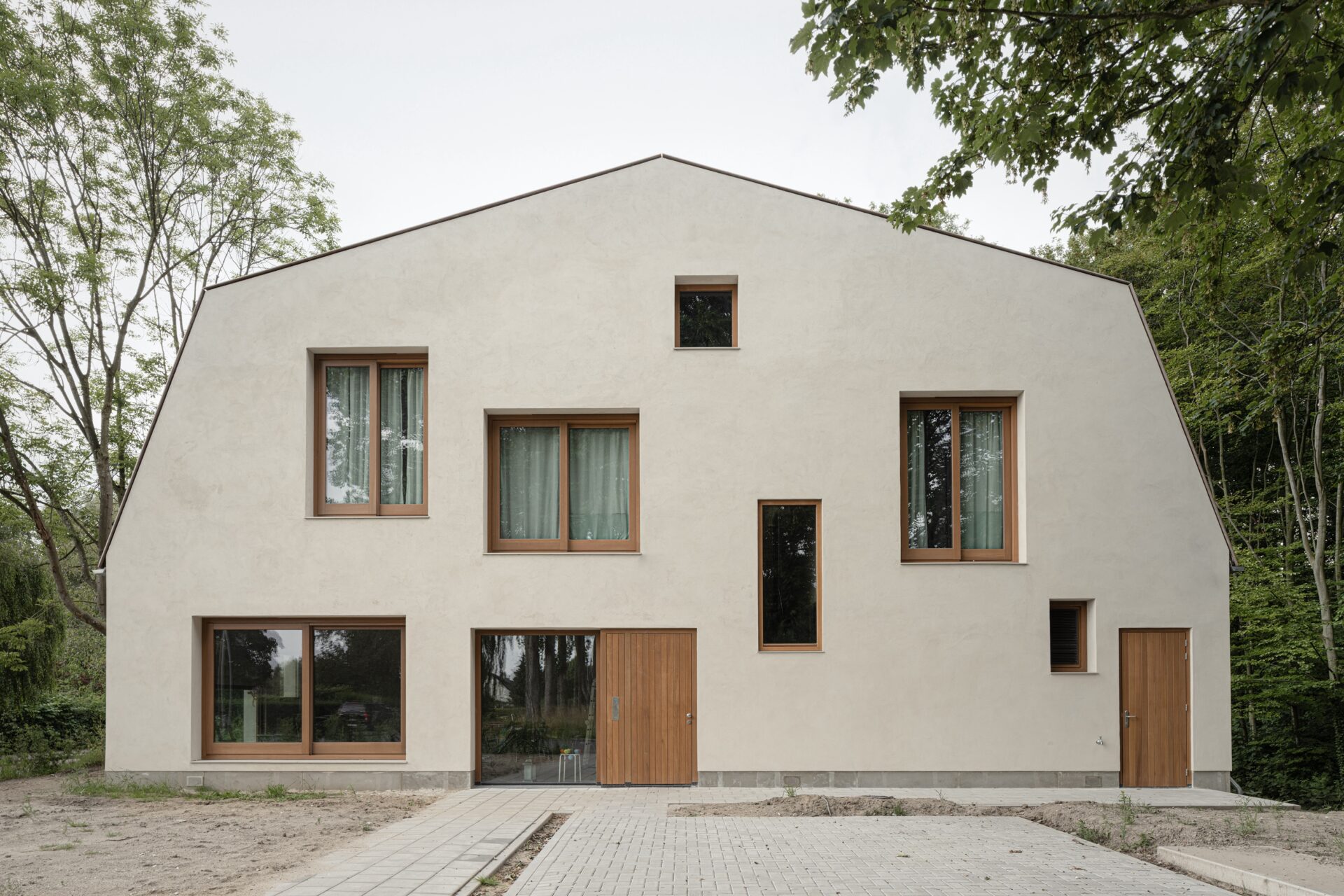 Front view of biobased artist residence with lime-hemp facade and limstone plaster finish by bureau SLA, Rotterdam, 2022